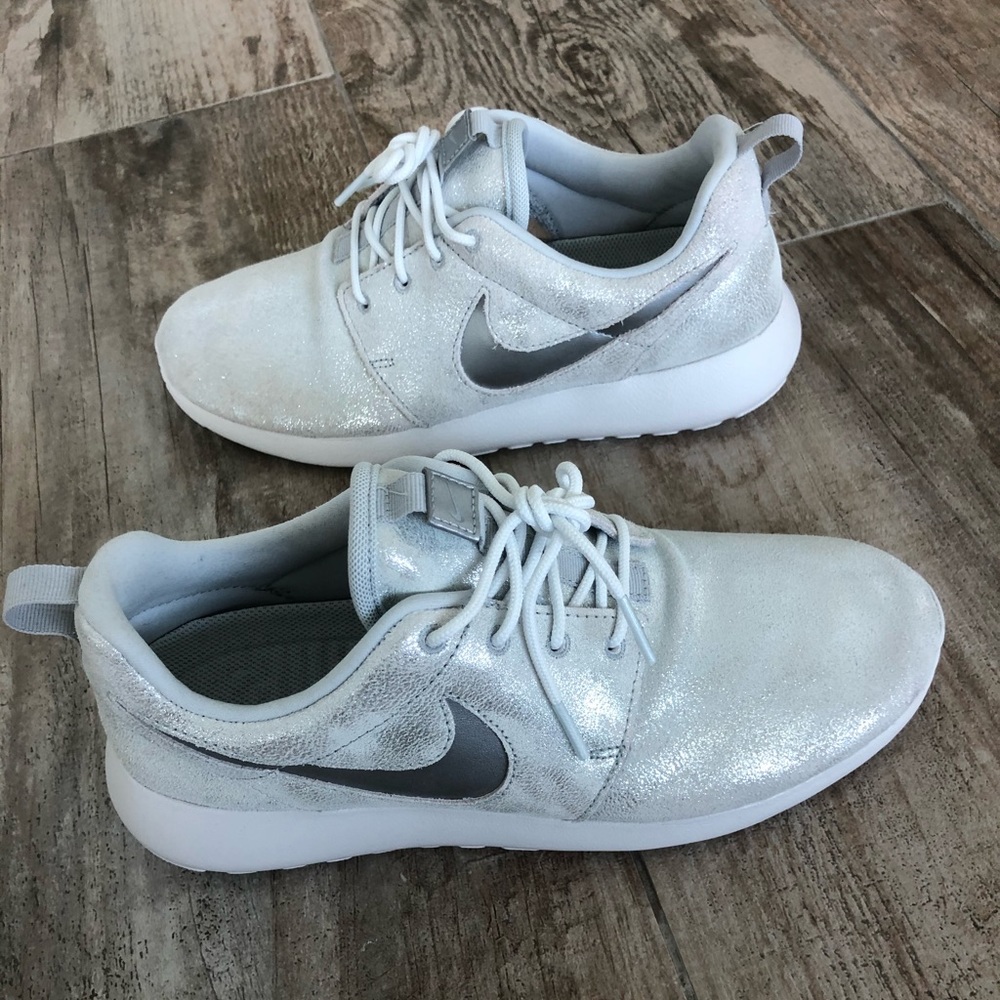 ❌SOLD❌ Nike Woman’s Metallic Roshe One Premium Sneakers